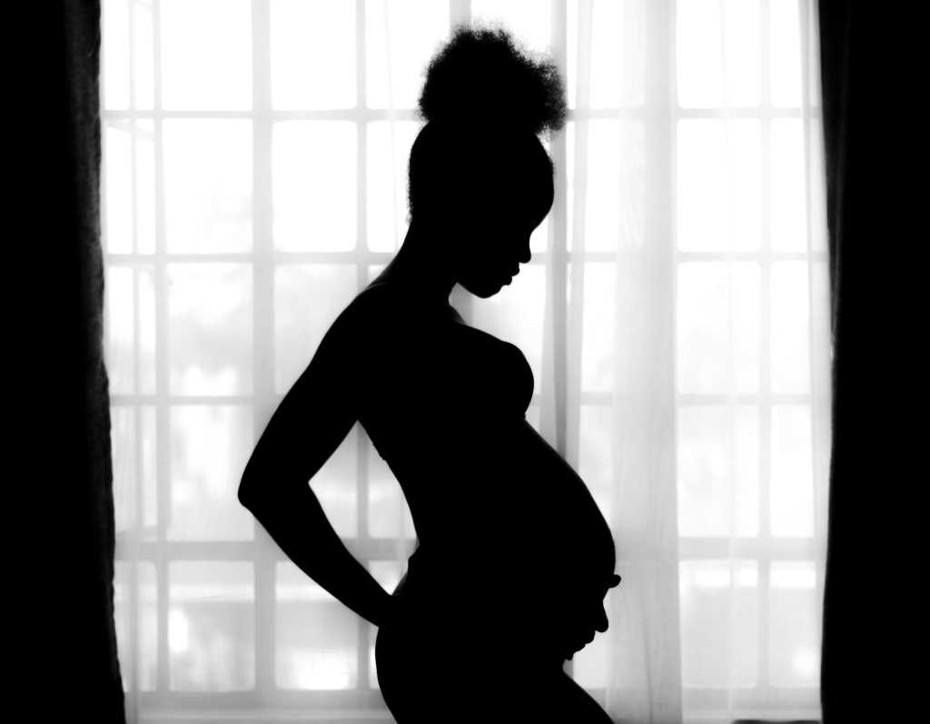 试管助孕初期怀孕腹部变化与显怀时间解析